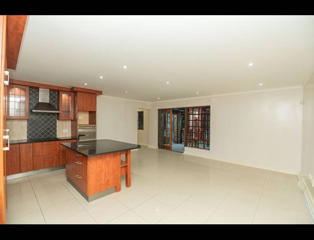 2 BEDROOM TOWNHOUSE FOR SALE IN GLENROY PARK
